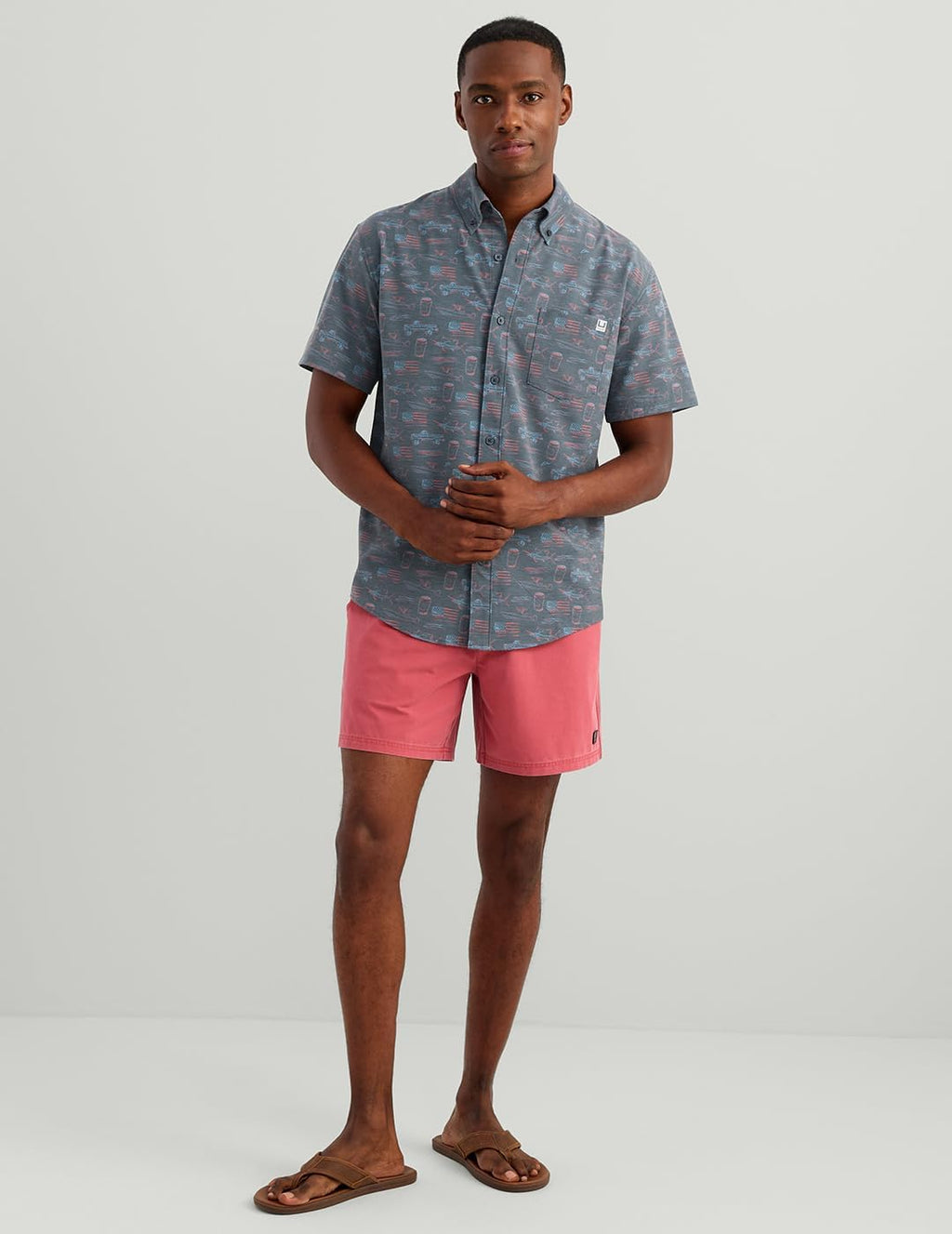 HUK Mens Kona Pattern Short Sleeve Fishing Button Down Shirt, Sea Storm Americana H1500192-408