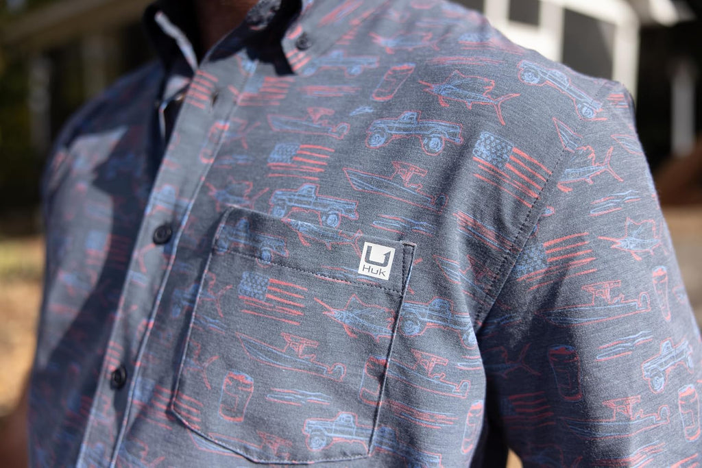 HUK Mens Kona Pattern Short Sleeve Fishing Button Down Shirt, Sea Storm Americana H1500192-408